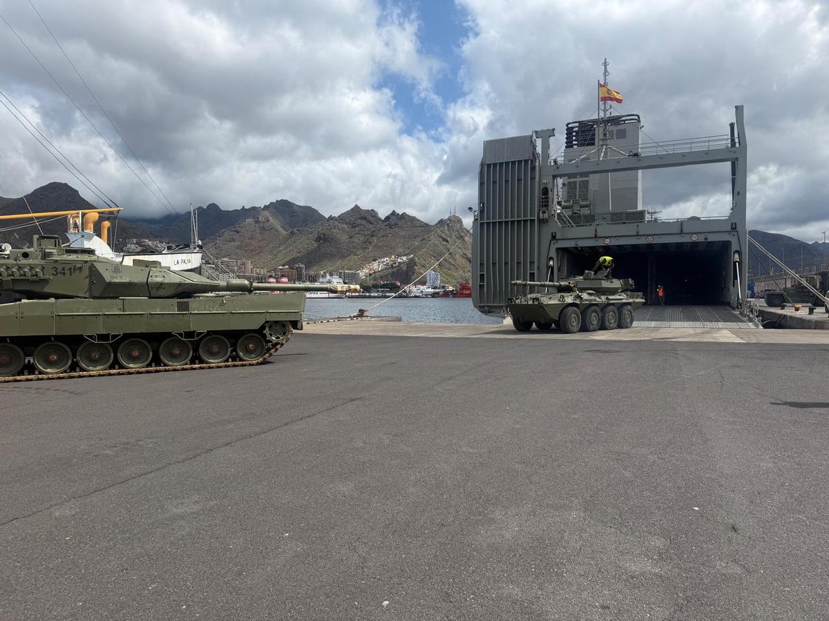 Varios de los vehículos saliendo al Puerto de Santa Cruz