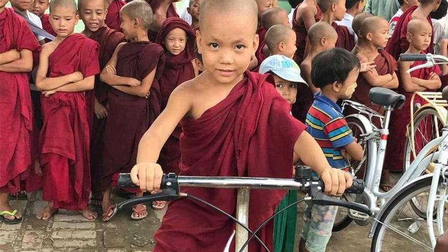 Arriba, un niño birmano con una de las bicicletas donadas por Lápices y Colores. A la izquierda, Gonzalo Cossío. // Lapices y Colores