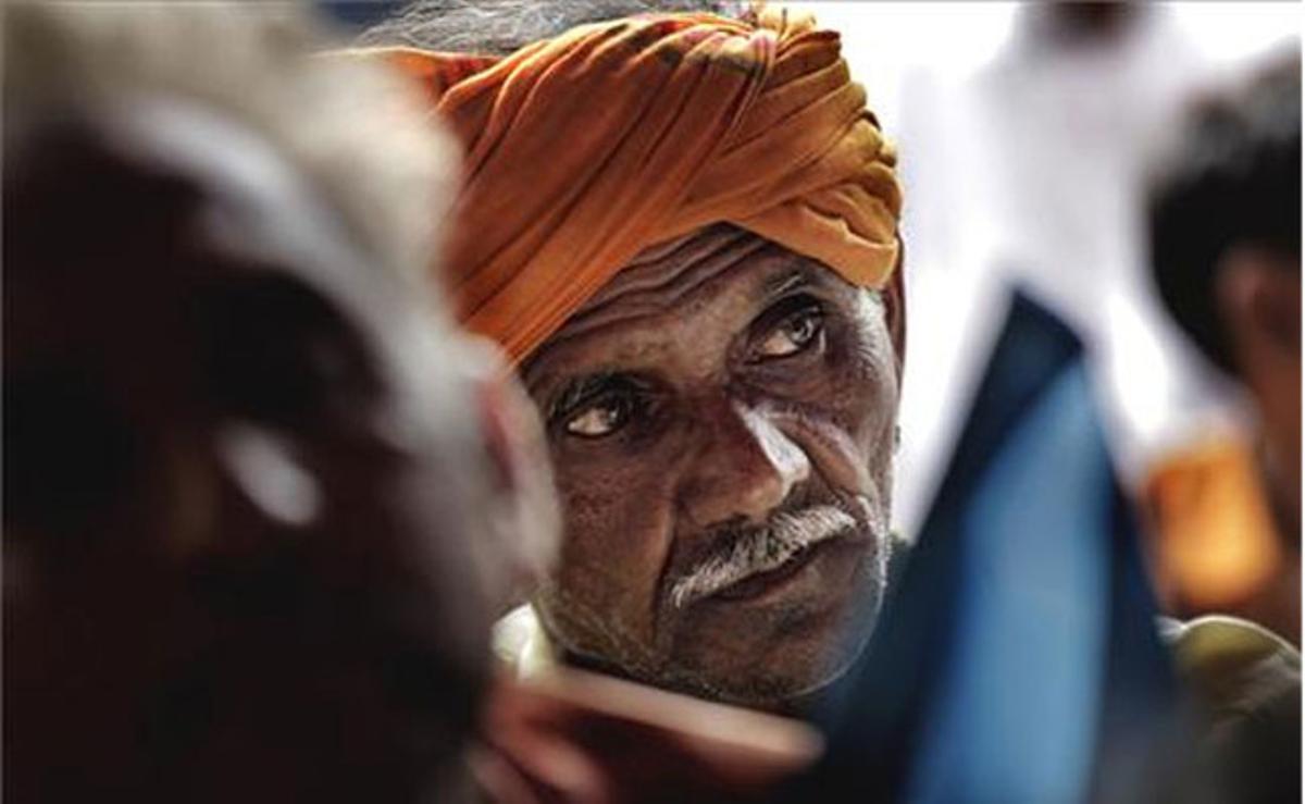 Un pagès escolta un orador durant una manifestació a Nova Delhi, Índia.