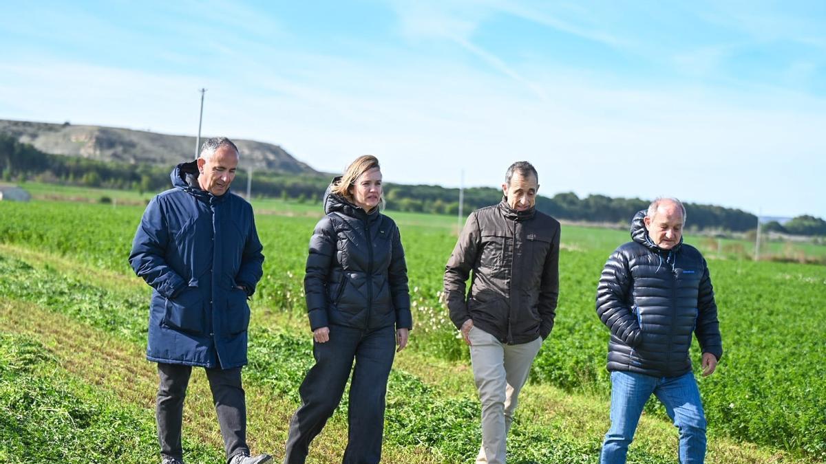 Pilar Alegría, este jueves en su visita a Almuniente (Huesca).