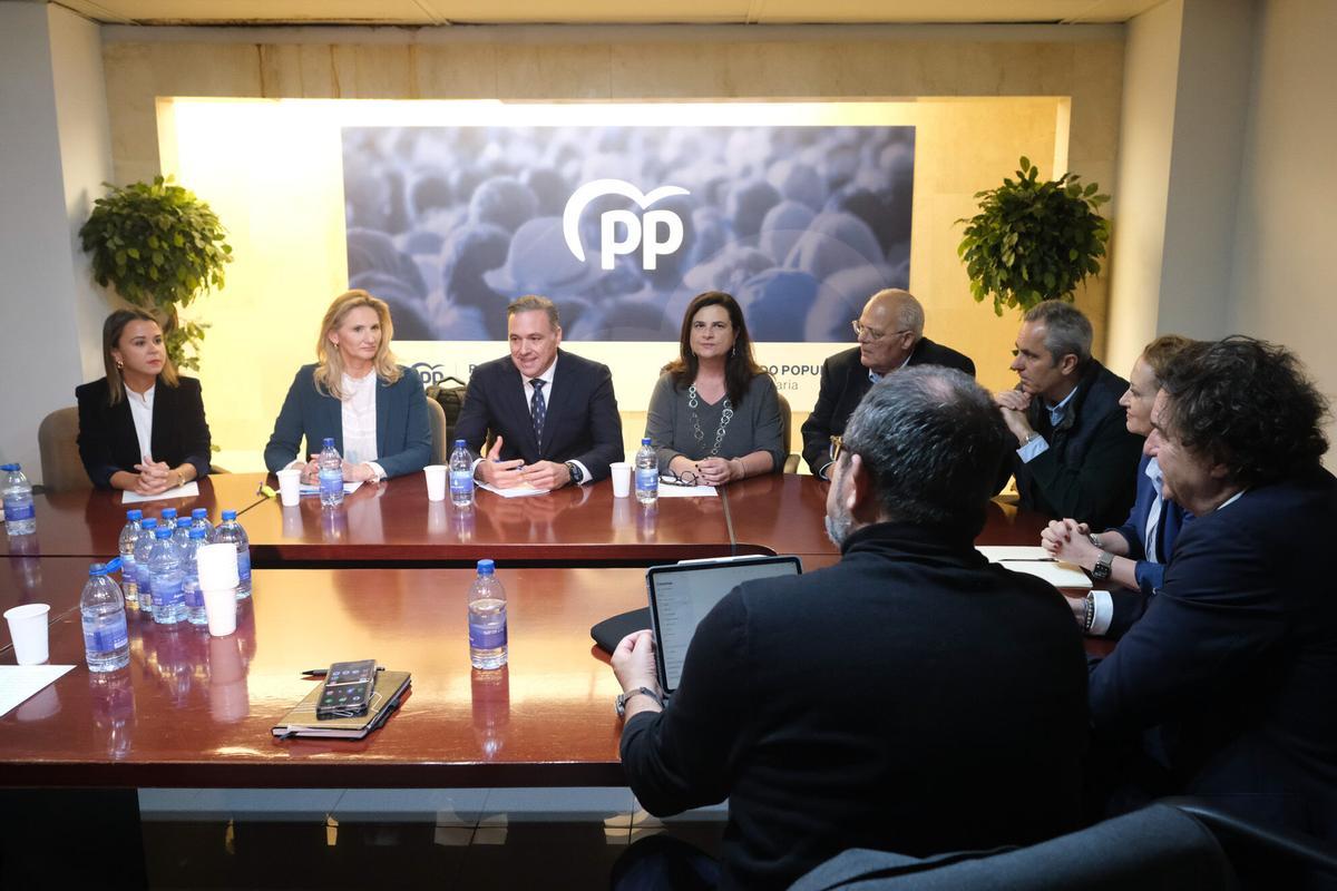 La portavoz en materia de Vivienda del Grupo Popular en el Senado, Paloma Martín; junto a la senadora autonómica del PP por Canarias, Rosa Viera; y la secretaria ejecutiva de Vivienda de los populares a nivel autonómico, Jennifer Curbelo, celebran un encuentro de trabajo con representantes del sector para dar a conocer el Plan nacional de Vivienda del Partido Popular.