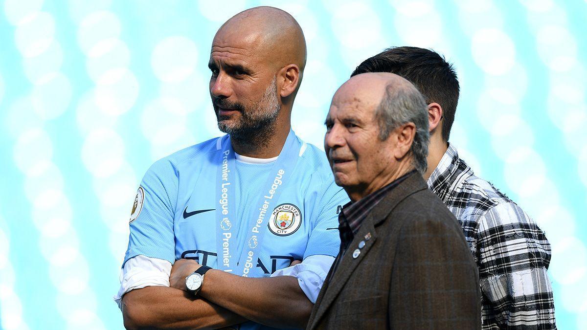Pep Guardiola, junto a su padre Valentí