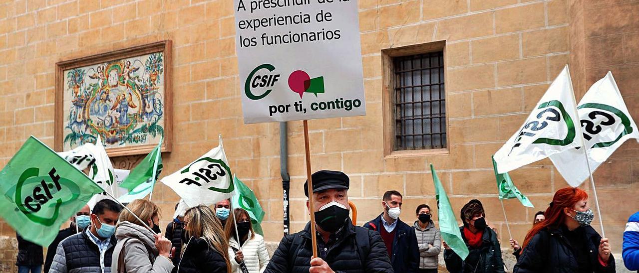 Protesta ayer en el exterior de las Cortes mientras se debatía sobre la ley.  | KAI  FÖRSTERLING / EFE