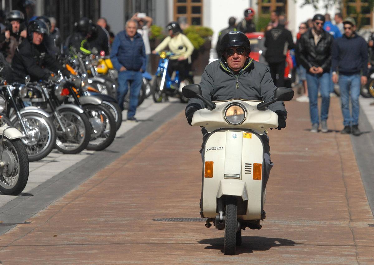 Las motos se concentraron en la calle Cartagena de Silleda antes de iniciar la ruta.