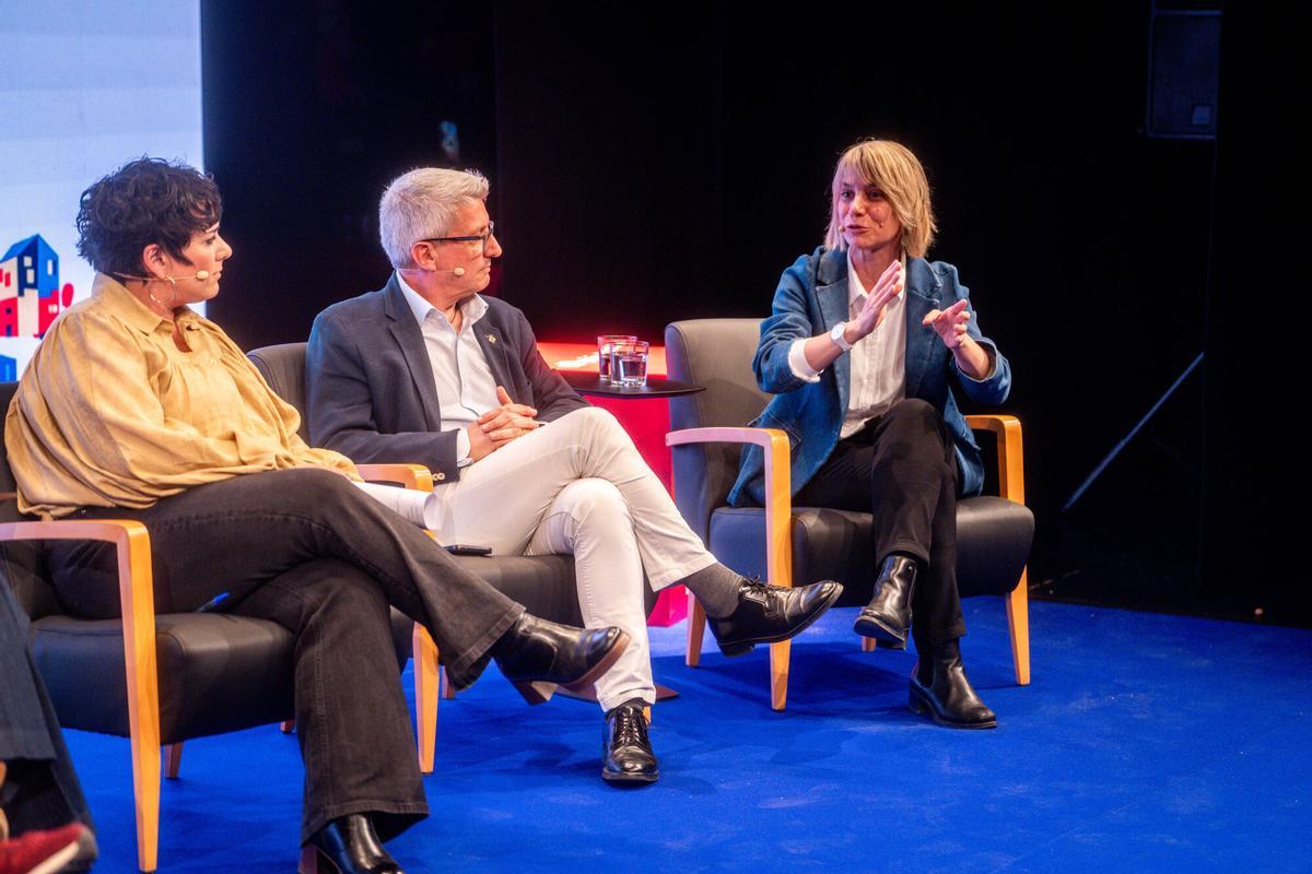 La alcaldesa González (Santa Coloma), el alcalde Sanz (Esplugues) y la alcaldesa Barnusell