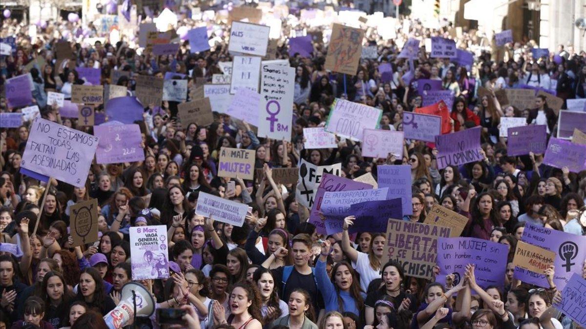 La manifestación de estudiantes el 8M en Barcelona, a su paso por Via Laietana