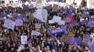 La manifestación de estudiantes el 8M en Barcelona, a su paso por Via Laietana.