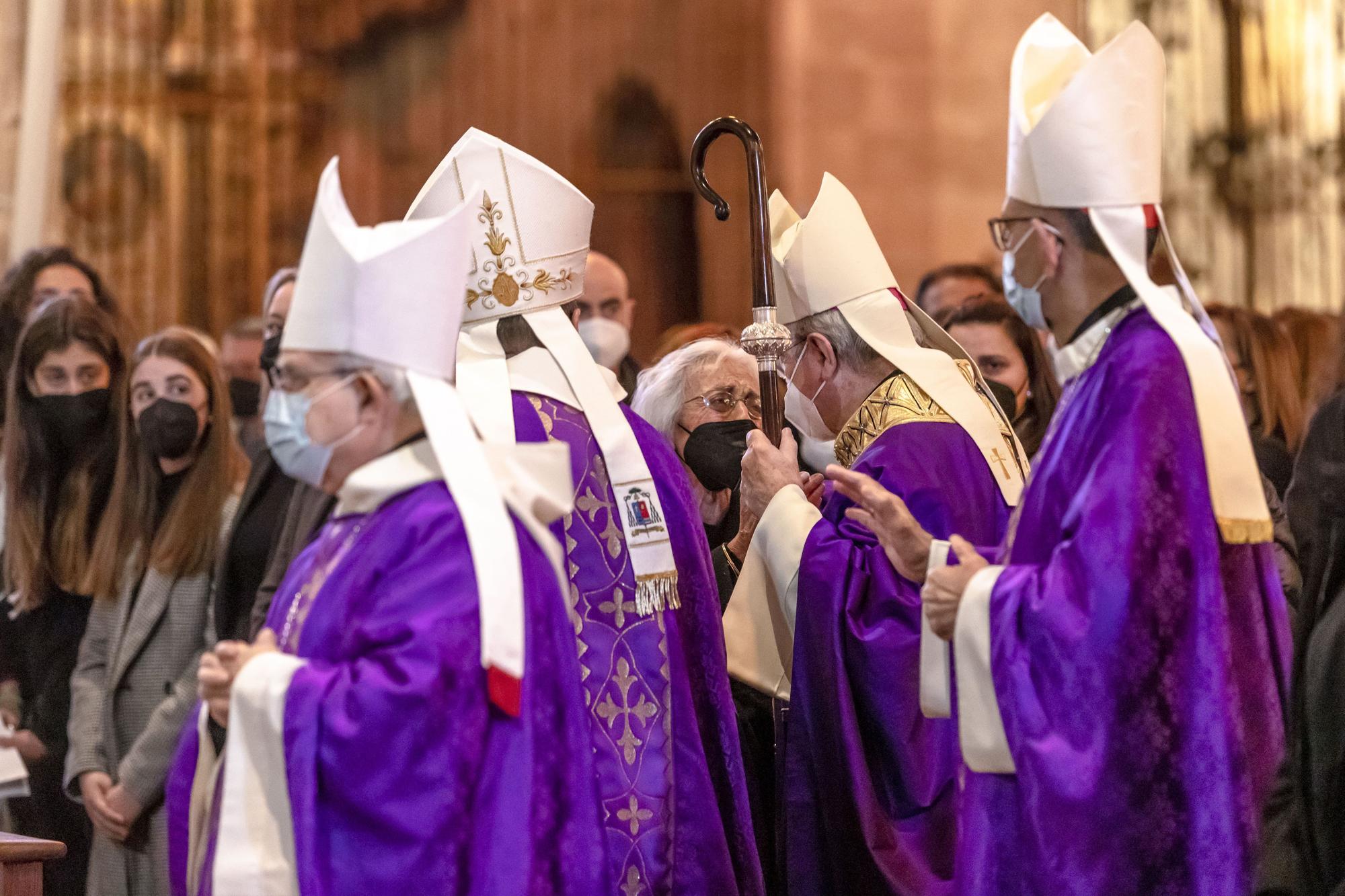 Mas de 1.200 personas abarrotan la seu para dar el último adiós al obispo Toni Vadell