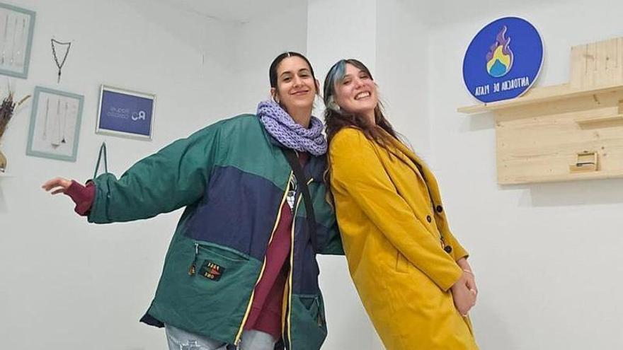 Rocío Marín y Raquel Castillo, impulsoras del taller 'Crea tu joya'