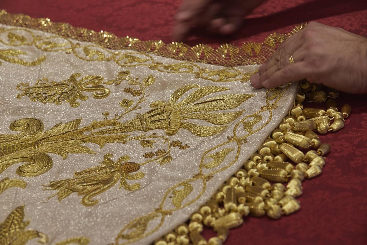 Así es el manto de la Virgen "Un poco de muchos" al detalle Así es el manto de la Virgen "Un poco de muchos" al detalle