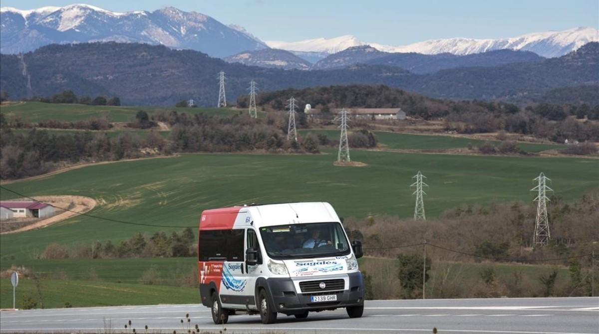El autobús que pasa una vez al año por La Torre d’Oristà, el primer lunes de marzo del 2016. El autobús que pasa una vez al año por La Torre d’Oristà, el primer lunes de marzo del 2016.