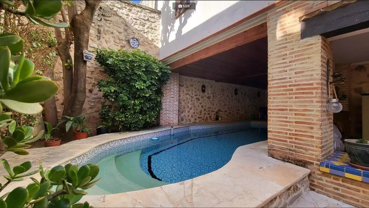 El casoplón que puedes comprarte en Valencia si te toca el Gordo de Navidad: 240 m2, piscina, chimenea y al borde del mar