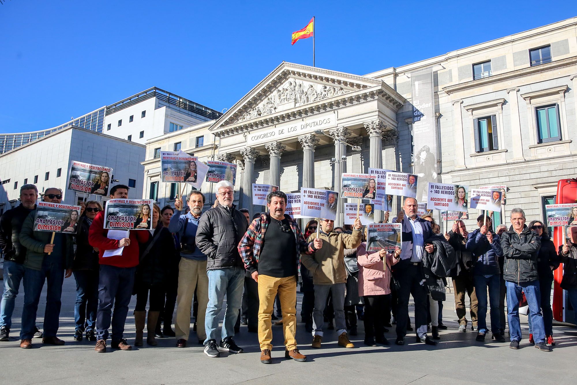 Concentración delante del Congreso de familiares de las víctimas del accidente del Alvia en Angrois en 2019