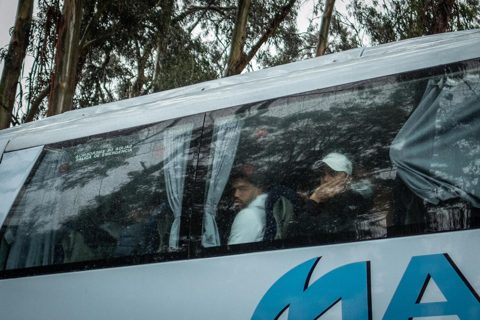 Llegada de inmigrantes al antiguo acuartelamiento de Las Raíces (Tenerife)