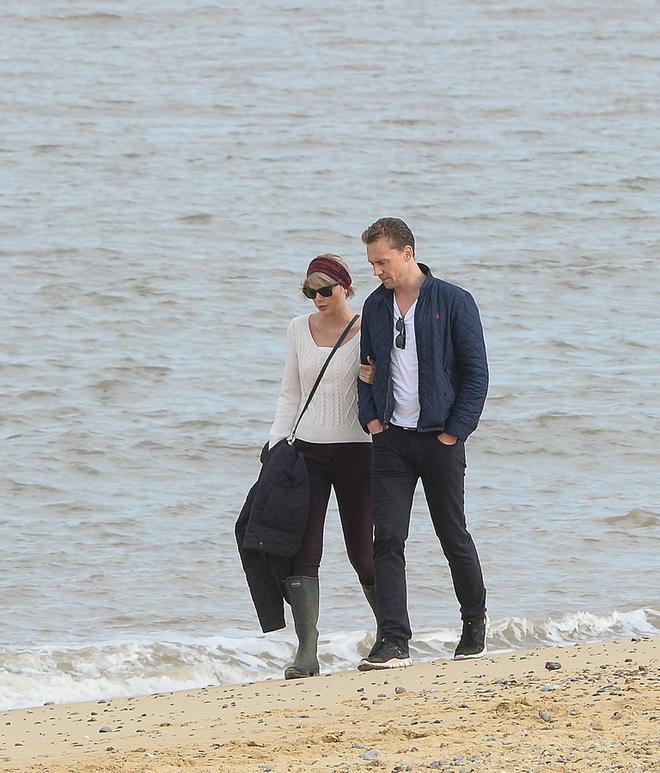 Taylor Swift y Tom Hiddleston paseando por la playa en Suffolk