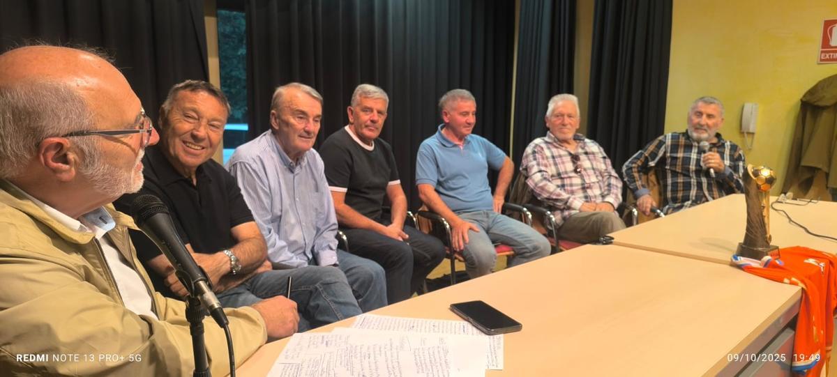 Charla de viejas glorias.Por la izquierda, Luis Pardo, Mateos, Rivas, Mon , Gonzalo, Jandrin y Pablo