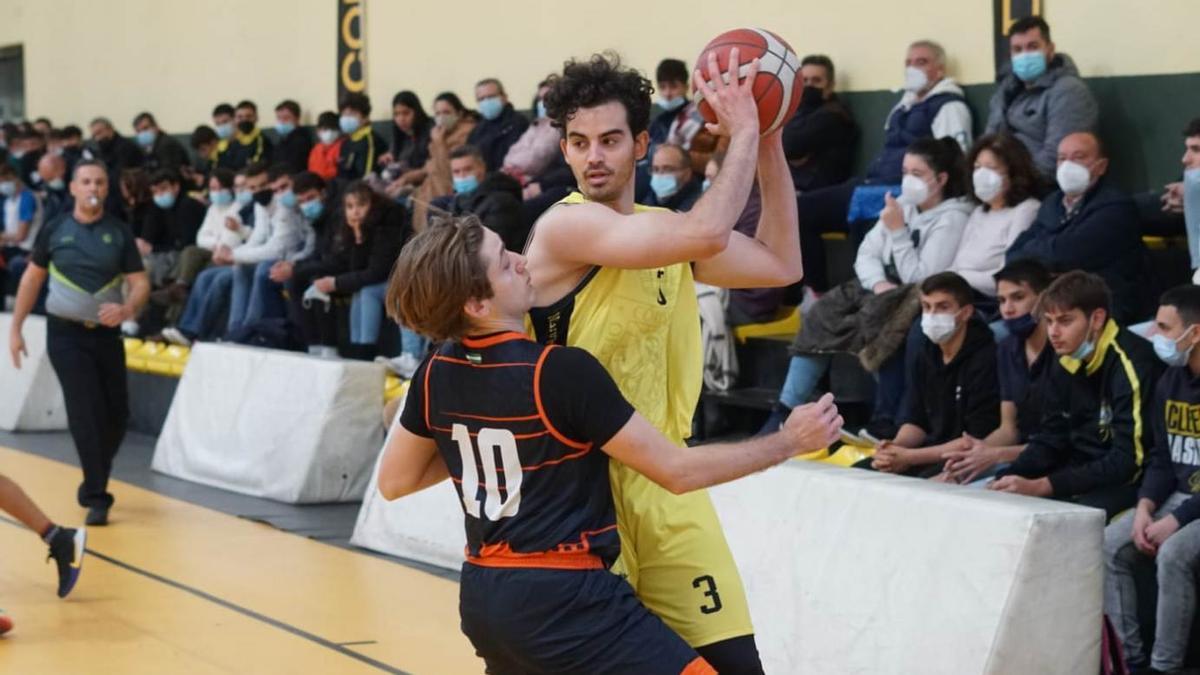 Ángel González (El Carmen), con el balón, pugna con Juanjo Durán (El Coto Ciudad de Córdoba).