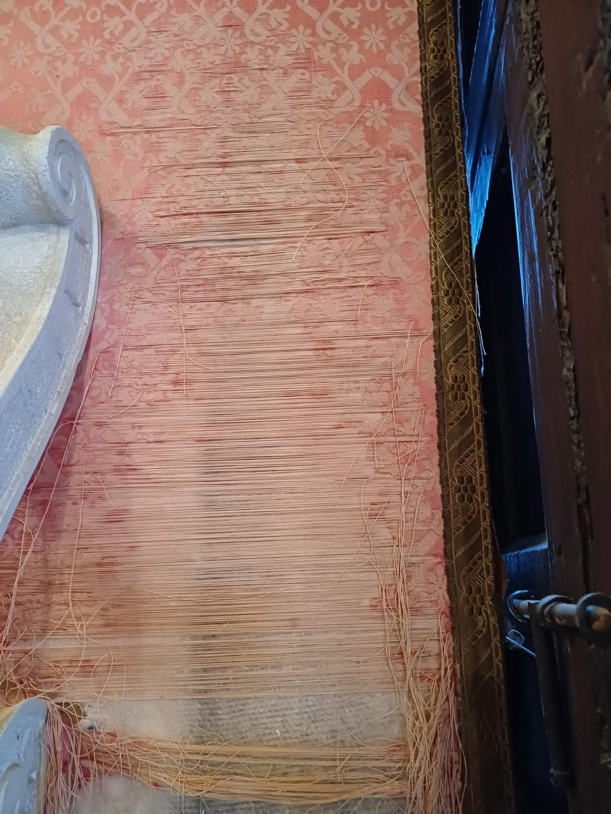 Entretelado deteriorado en la Sala del Almirante del Real Alcázar de Sevilla