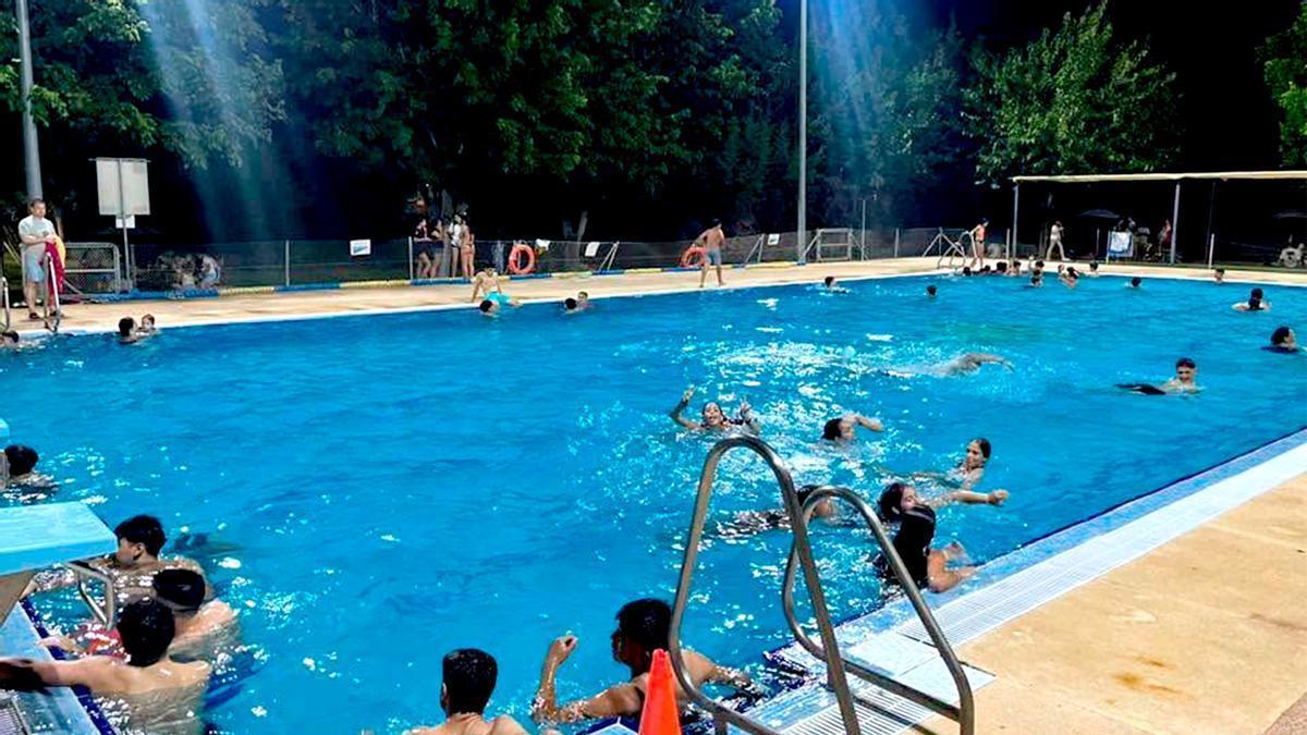 VÍDEO | Gines, el pueblo que combate la ola de calor bajo las estrellas