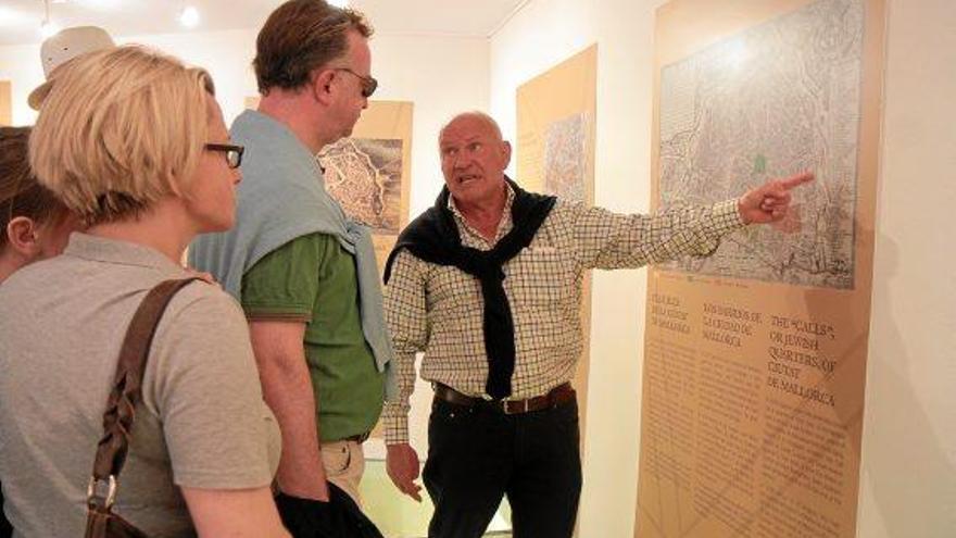 Schon am ersten Tag gut besucht: Touristen im &quot;Centre Maimó ben Farraig&quot;