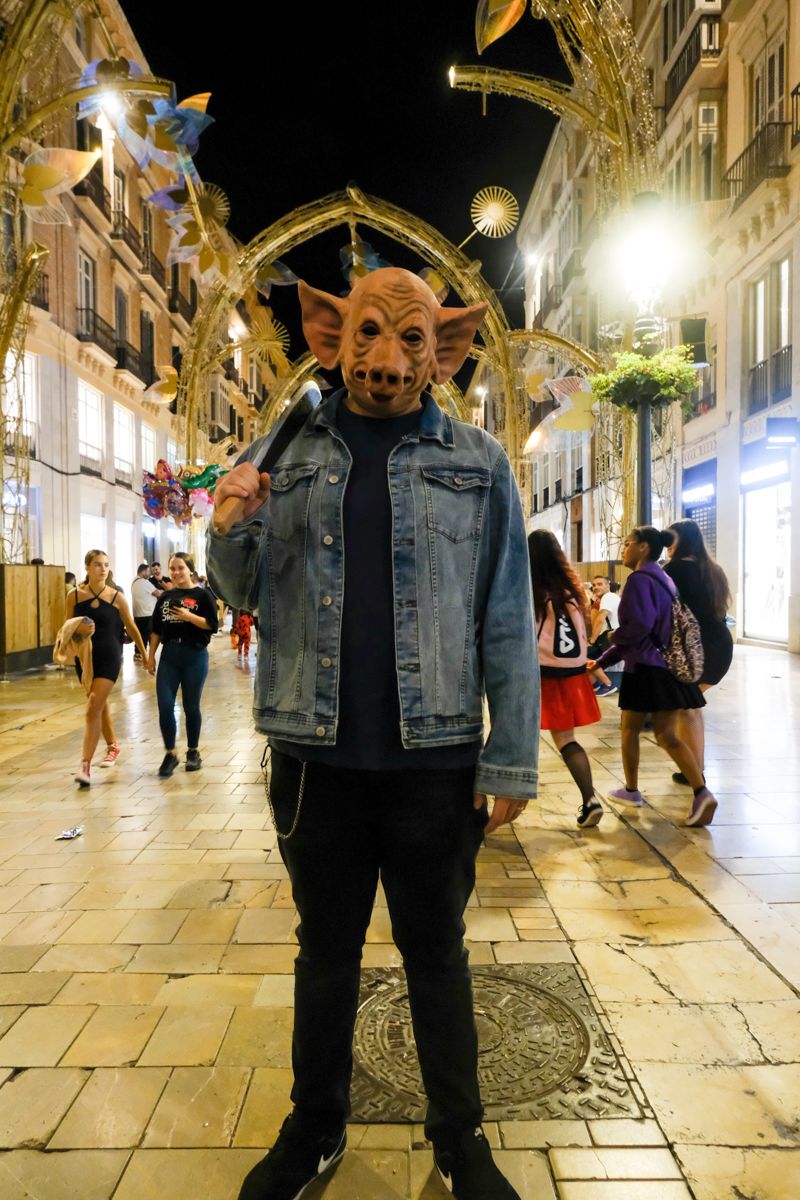 Las calles del centro de Málaga se llenan de máscaras y disfraces por Halloween