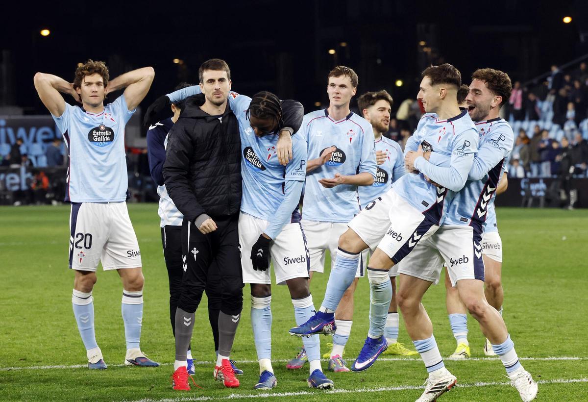 Los celestes festejan la victoria anteel Rayo Vallecanoal final del partido