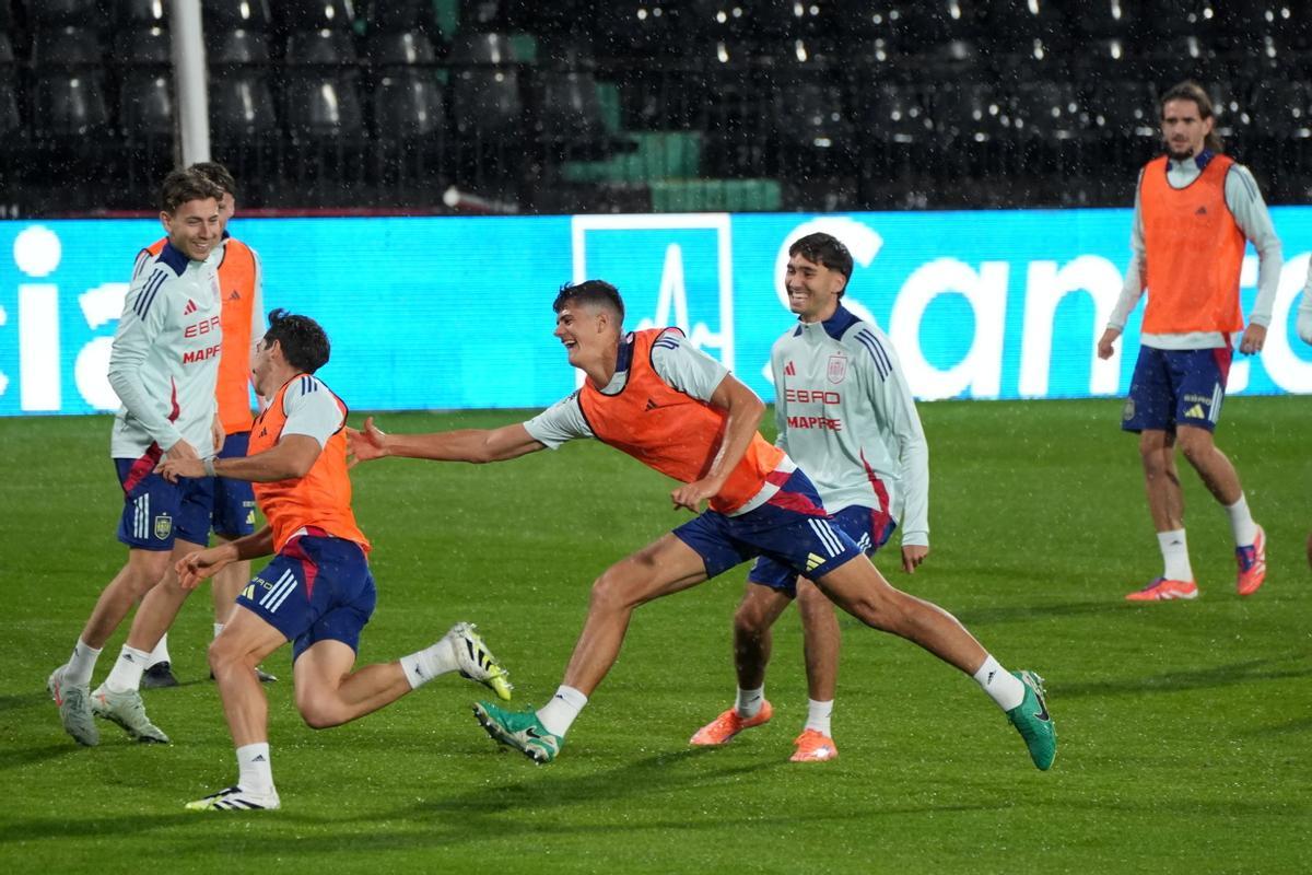 Chema Andrés (c) persigue a Miguel Carvalho entre las risas de Pau Prim (i) y Rafa Obrador (d), ayer en el entrenamiento en el SkyFi Castalia.
