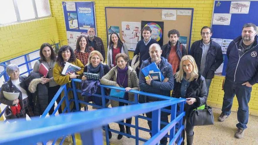 Los directores de todos los colegios públicos de Educación Infantil y Primaria de Avilés, ayer, en las escaleras del Centro del Profesorado.