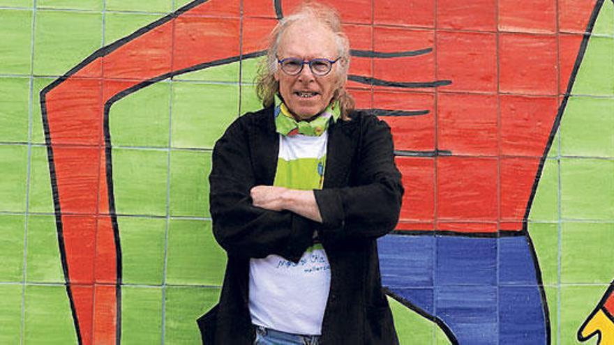 Künstler Gustavo vor seinem Mosaik