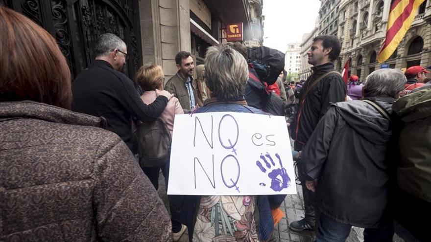 A prisión tres hombres por una violación en grupo a una mujer y grabarlo en vídeo