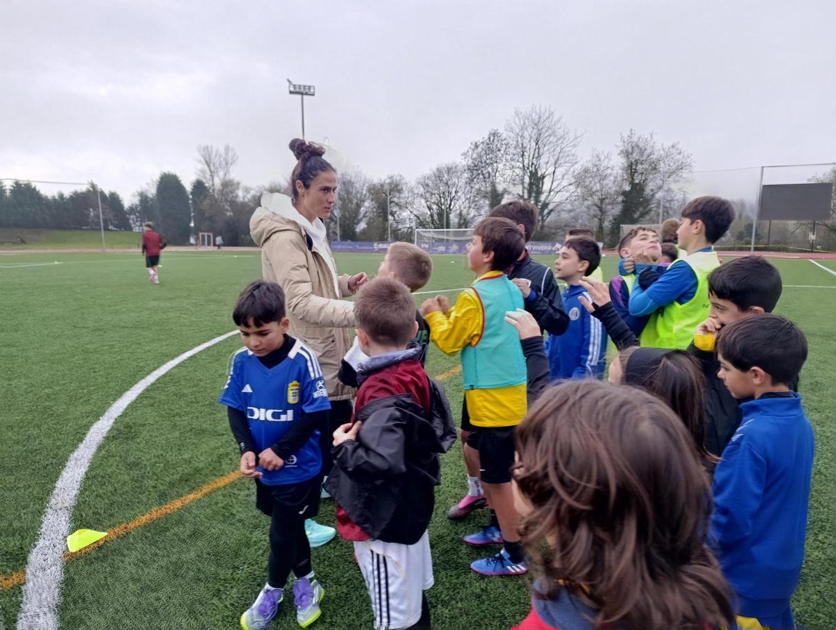 Montse Tomé comparte la Nochebuena con los niños del Atlético de Lugones