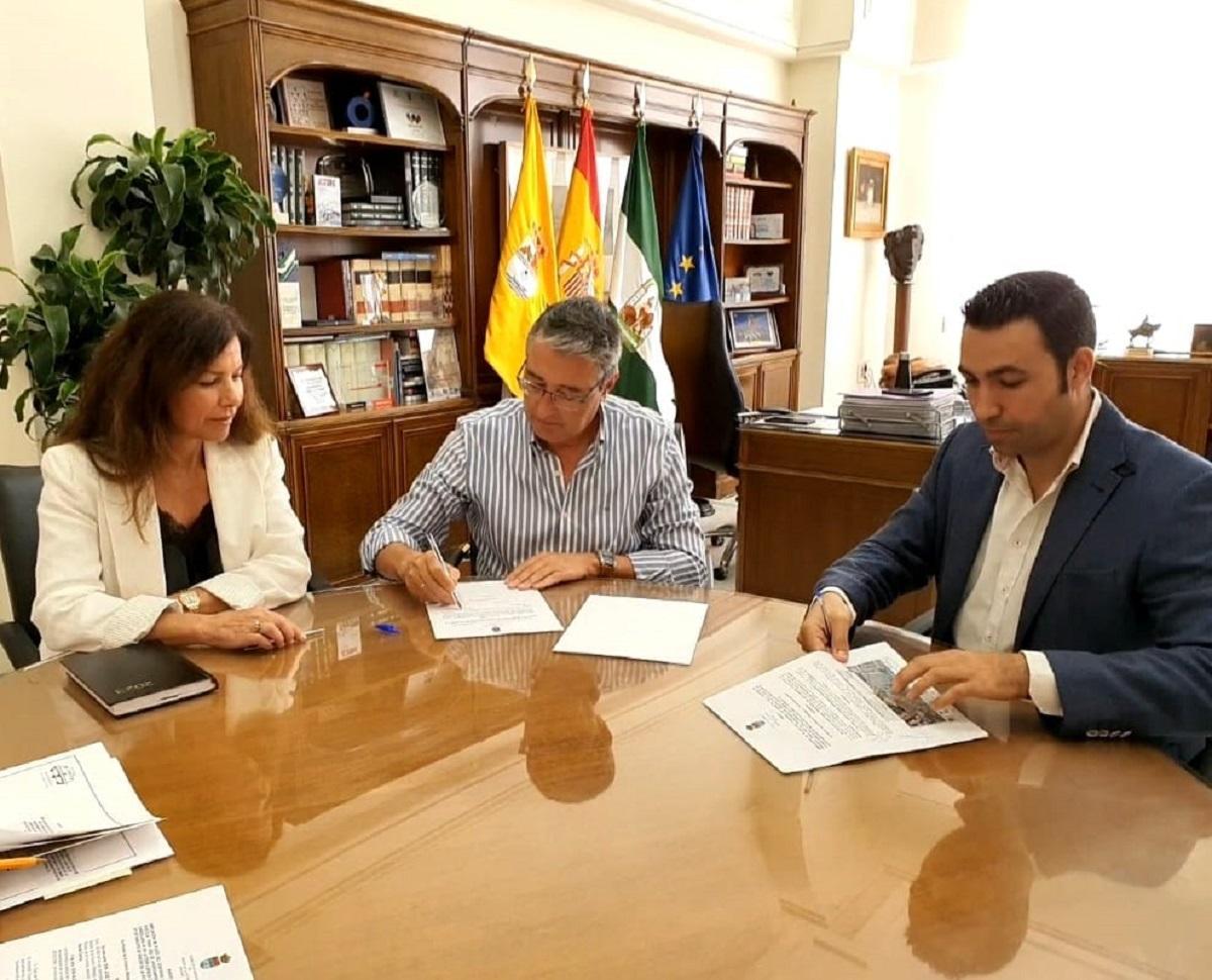 El alcalde de Rincón, Francisco Salado, ha firmado el convenio con la firma Copesol.