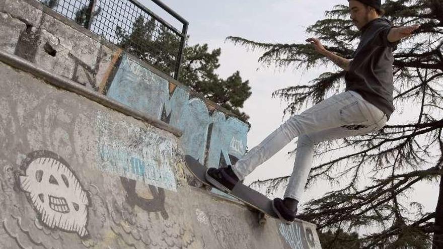 Un skater en la pista de O Castro. // J. Lores