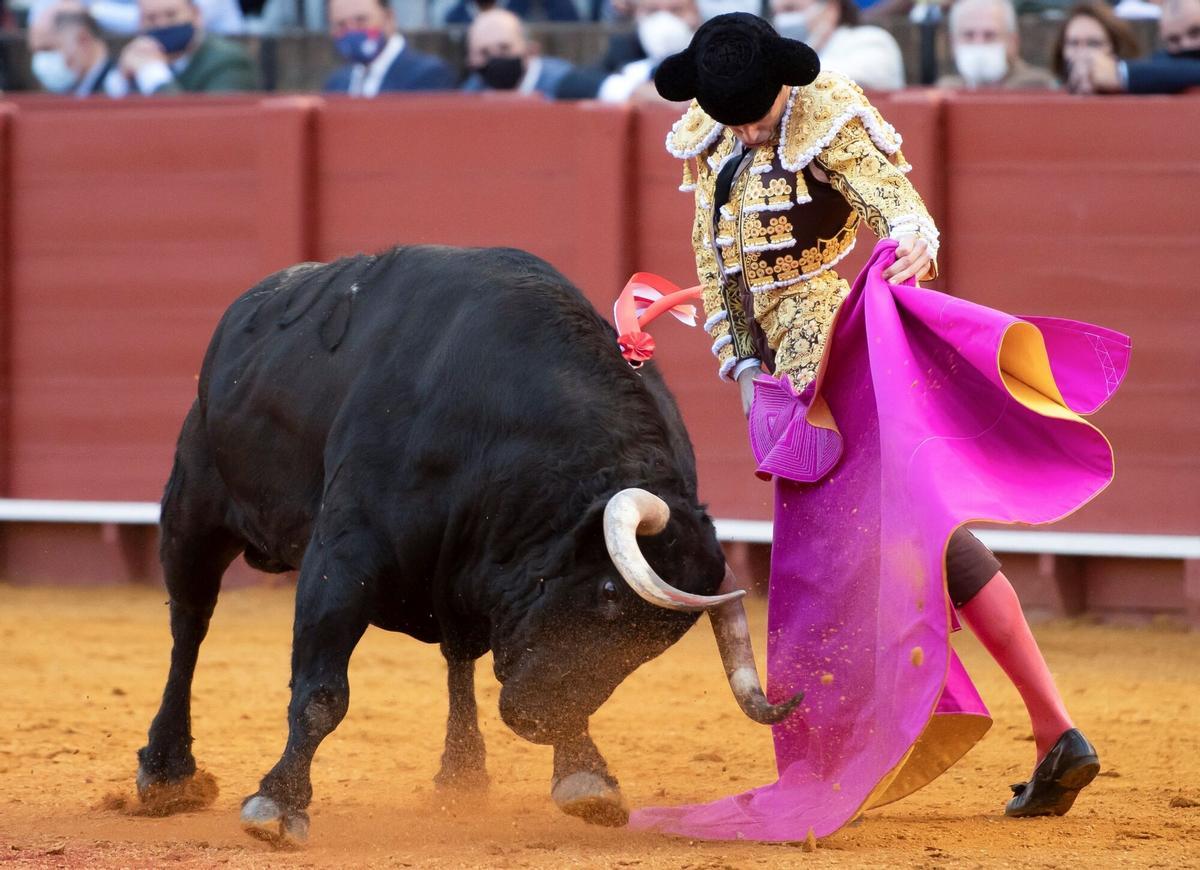 El diestro Juan Ortega en su faena al tercero de su lote durante la corrida celebrada en 2021.
