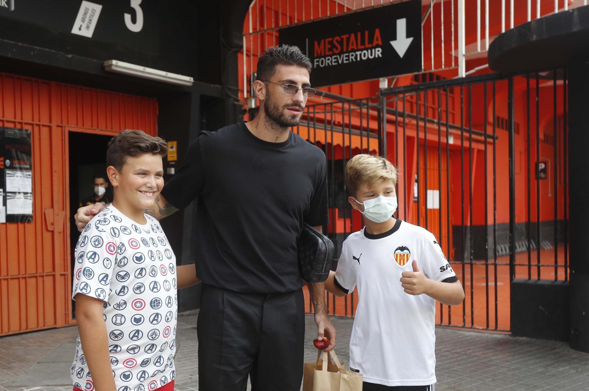 La afición valencianista se vuelca con el equipo a la salida de Mestalla