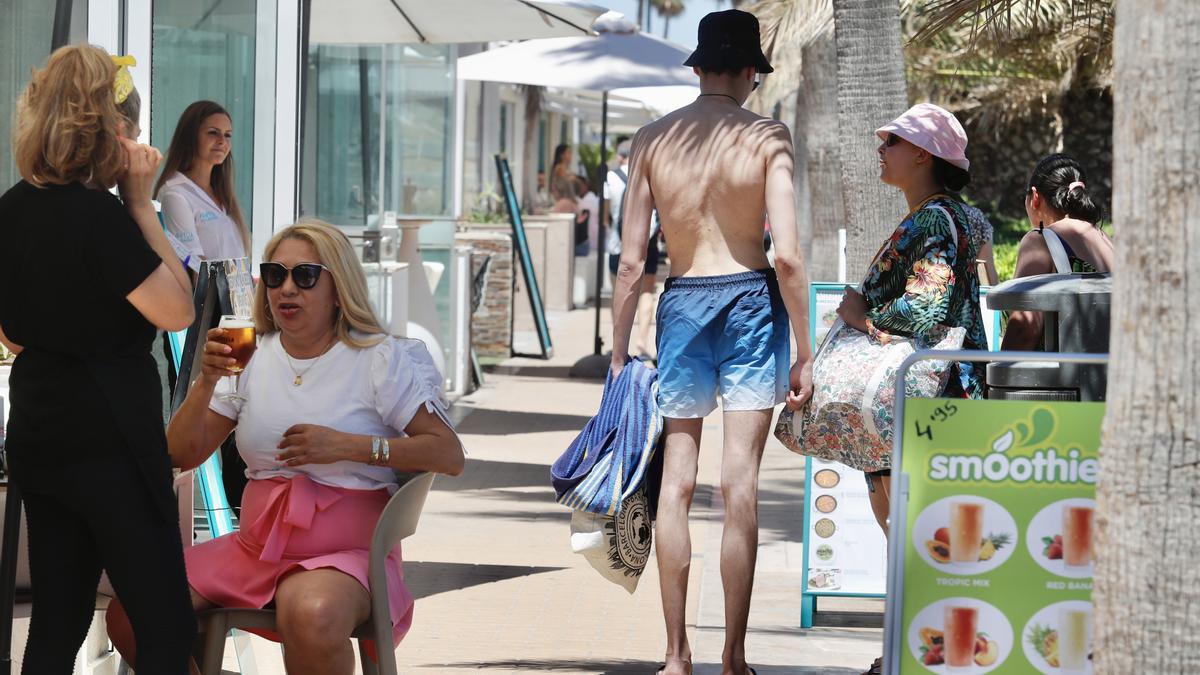 Turistas en uno de los restaurantes de las playas de València este pasado fin de semana.