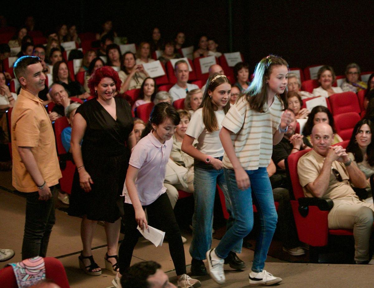 Alumnado y profesores subieron a por los reconocimientos.
