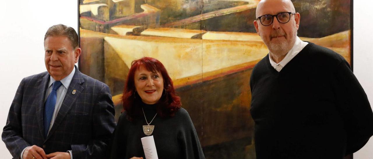 Por la izquierda, Alfredo Canteli, Encarna Díaz y Fernando Castro, ayer, en la inauguración de la exposición «Ecos  visuales. Una trayectoria artística».