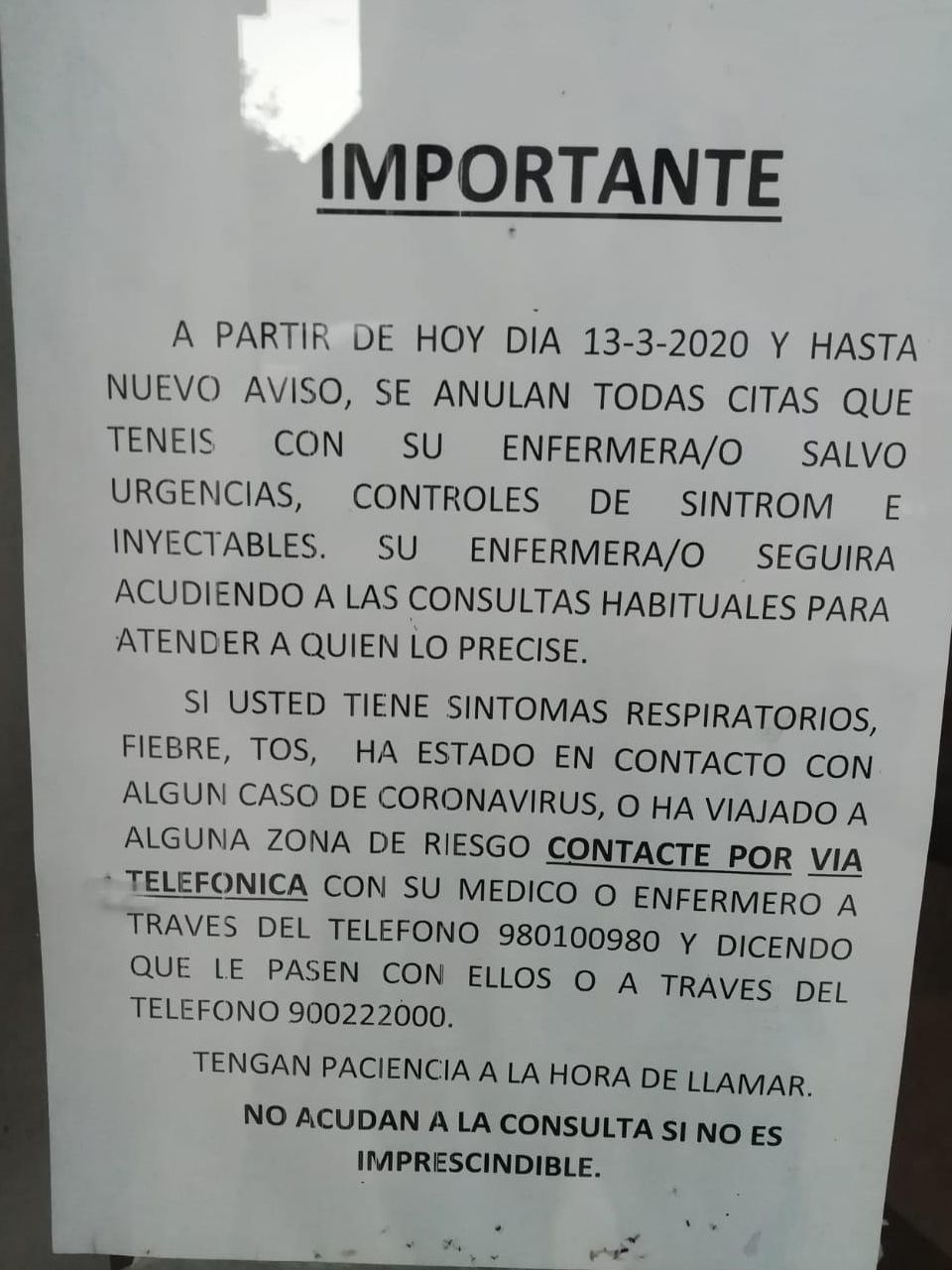 Cartel anunciador del cierre de consultorios médicos en Aliste