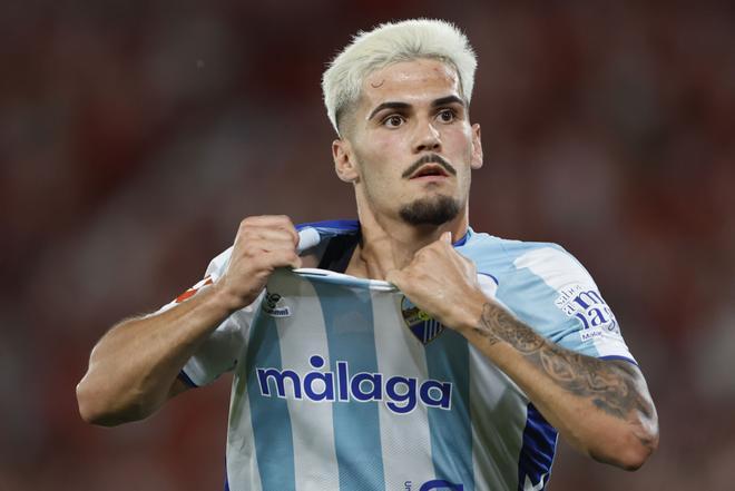 El Málaga vence al Almería en su casa y asciende a Primera