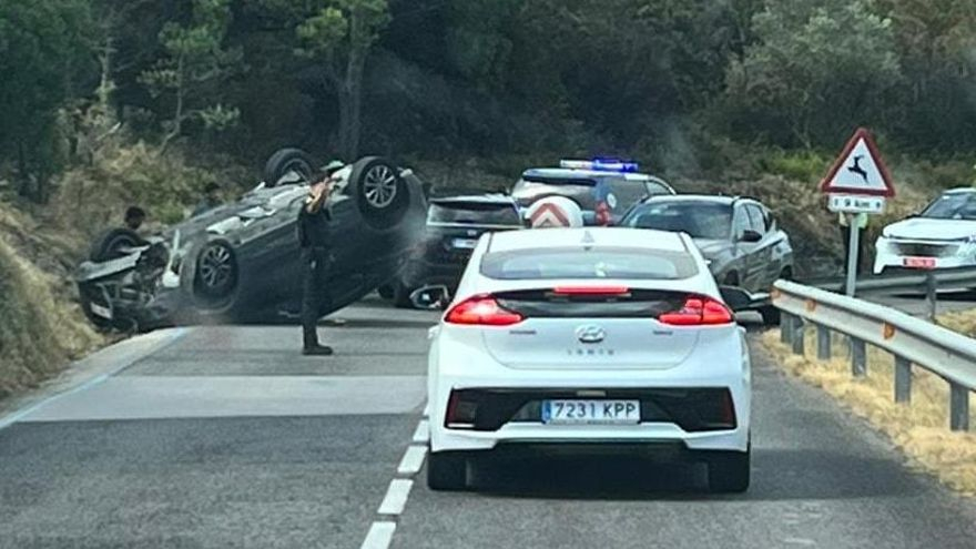 El vehicle bolcat enmig de la carretera a Roses