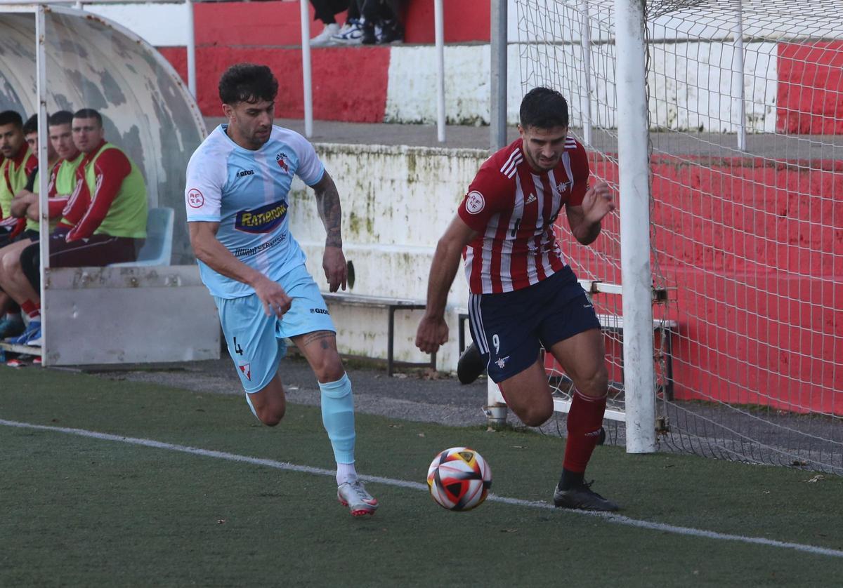 Pacheco lucha por controlar un balón con Manu García.