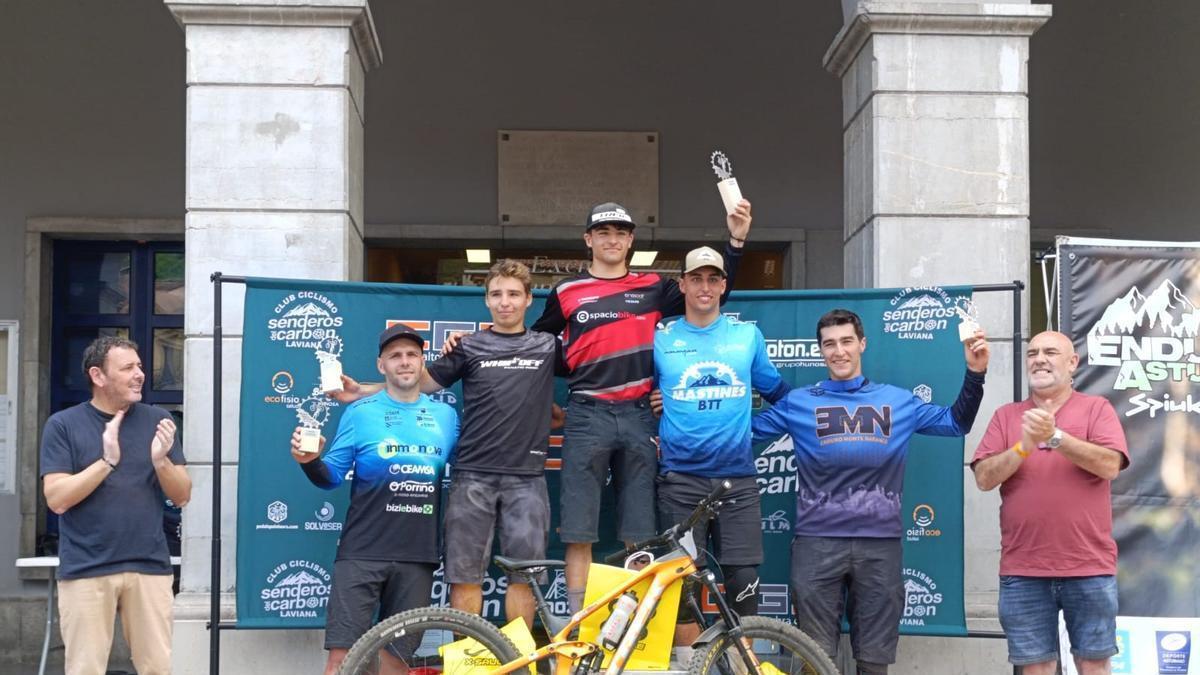 Los participantes que completaron la prueba con los mejores tiempos en la entrega de premios.