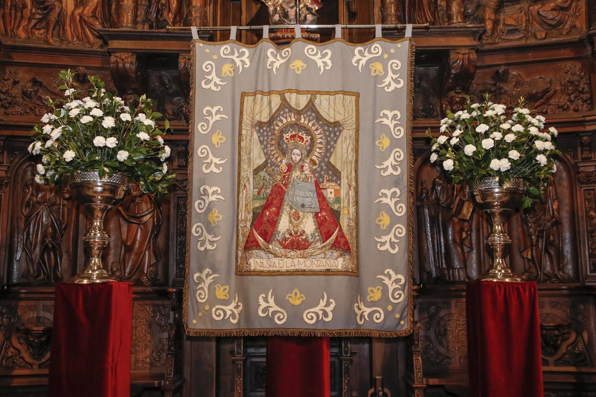Repostero de la Virgen de la Montaña, ayer en la concatedral.