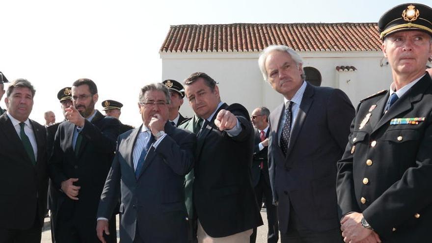 Zoido visita a la Policía Nacional y Guardia Civil en Conil.