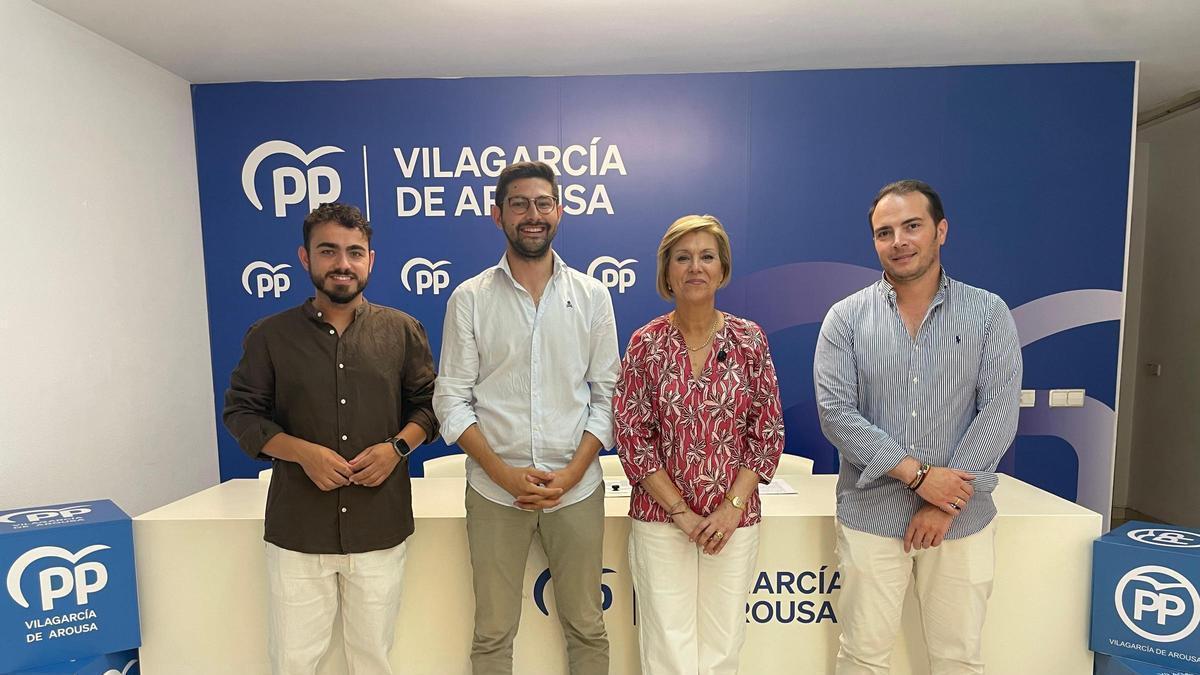 Los representantes populares durante la comparecencia.
