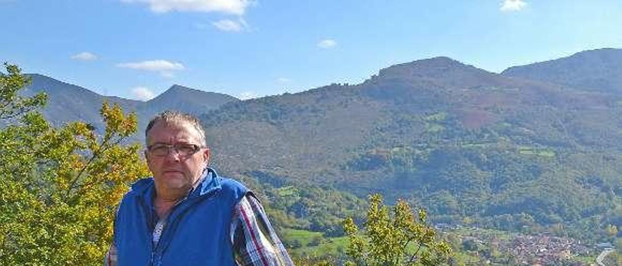 Fito González, de Redes Natural, en el mirador de Campiellos.