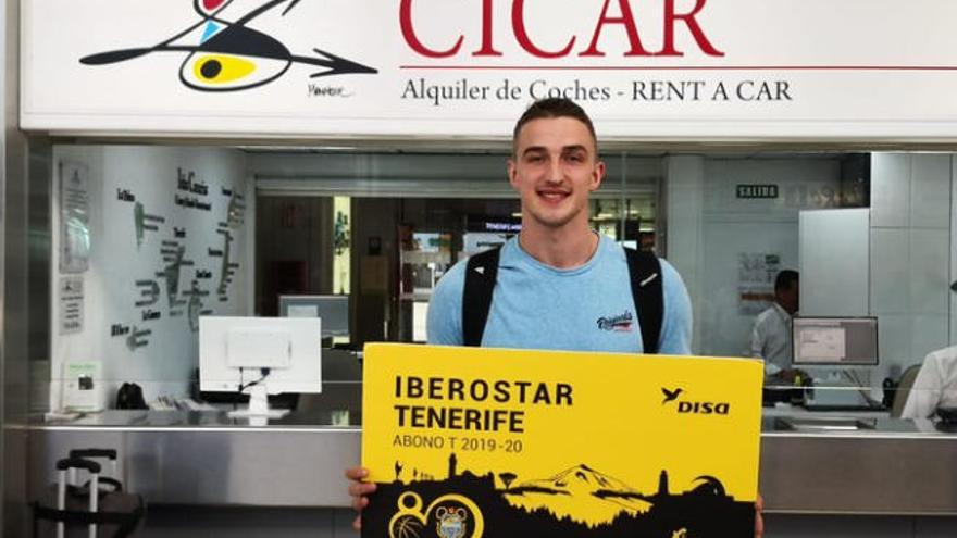 El jugador polaco, a su llegada por el Aeropuerto de Tenerife Sur.