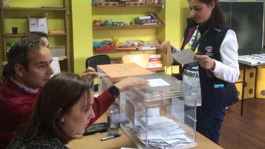 Votación en una mesa electoral, ayer en Coirós.