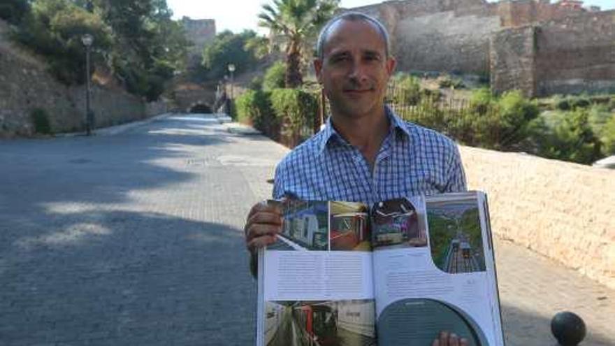 El ingeniero técnico industrial con el proyecto de funicular que resumió en la revista Péndulo y que saldría de la calle Mundo Nuevo.